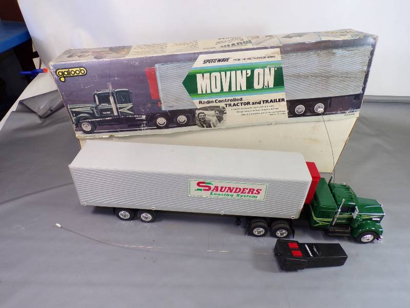 lot 105 image: Vintage Movin On Tractor and Trailer with remote and box