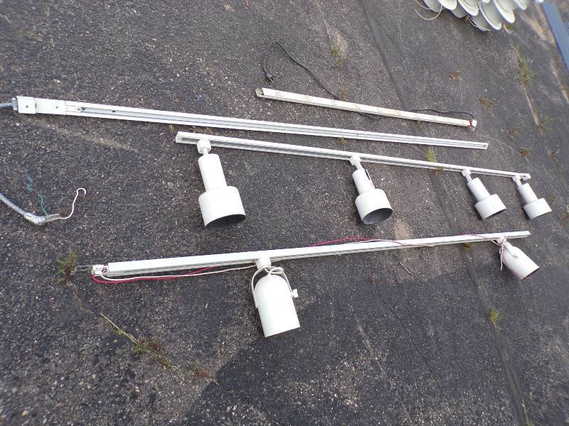 lot 162 image: Track Lighting 23 with lights
