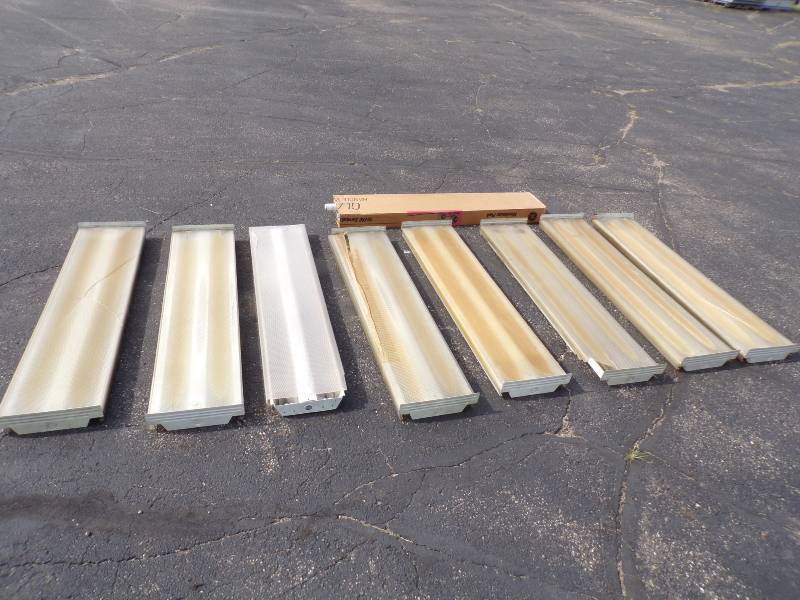 lot 165 image: 8 - 4 Fluorescent Light Fixtures with one box of lights