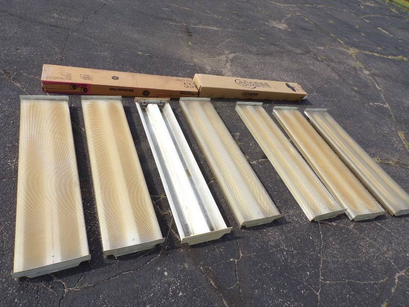 lot 166 image: 7 - 4 Fluorescent Light Fixtures with two boxes of lights