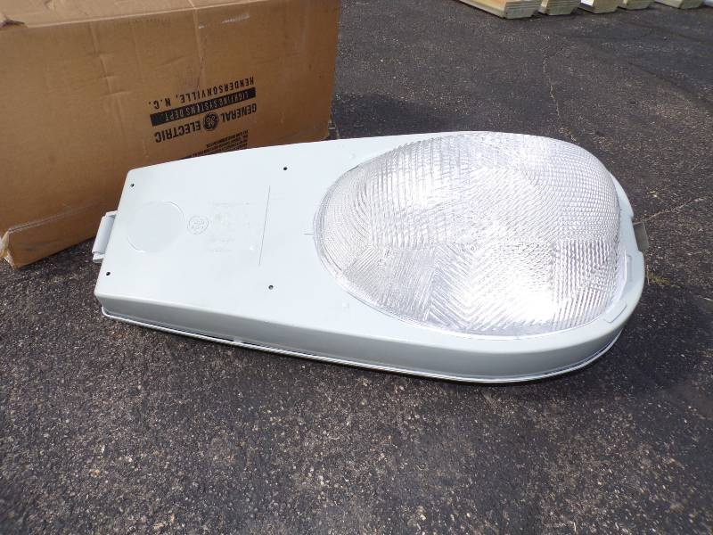 lot 167 image: Large Exterior light Fixture
