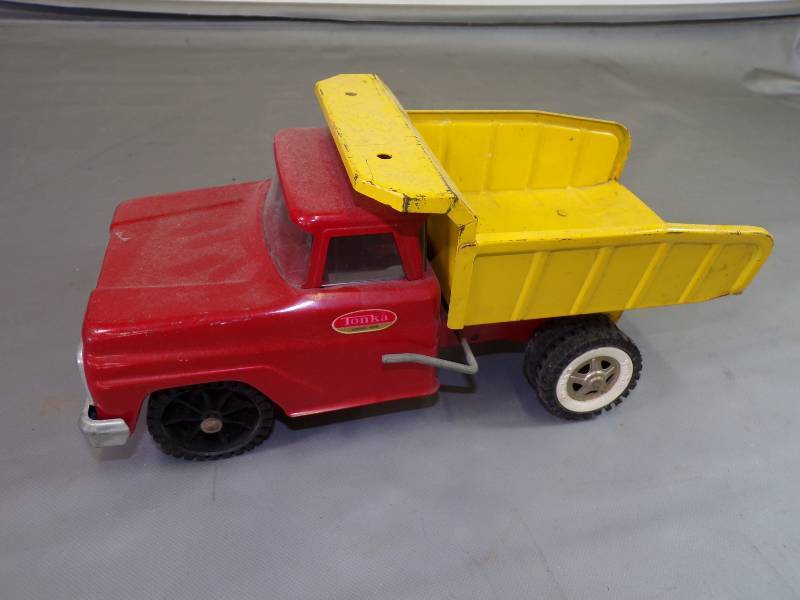 lot 112 image: Vintage Tonka Dump Truck