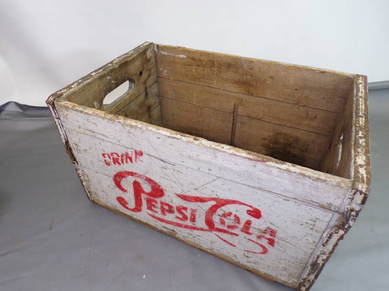 lot 175 image: Vintage Pepsi Cola Crate