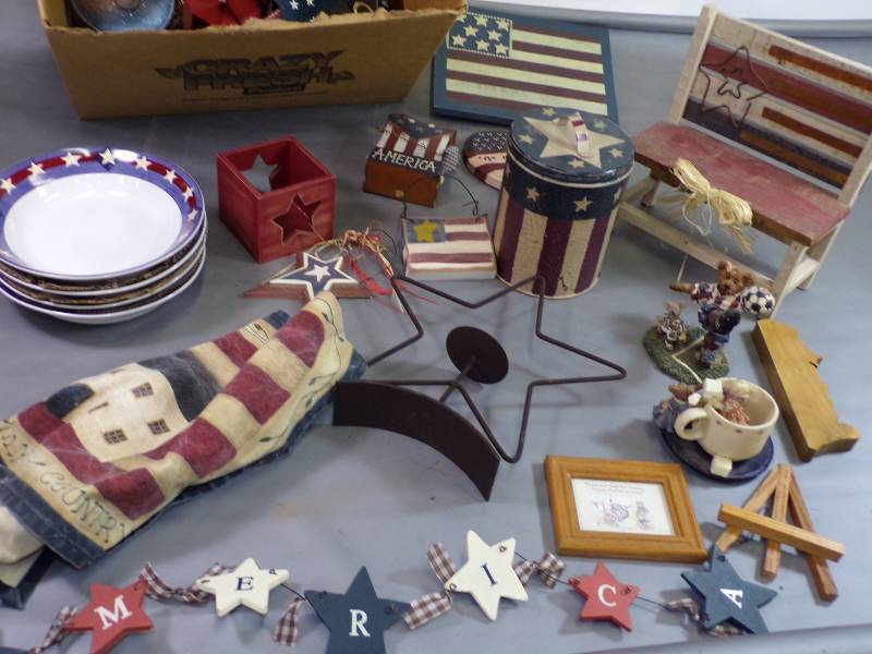 lot 183 image: Box full of cute 4th of July Decorations