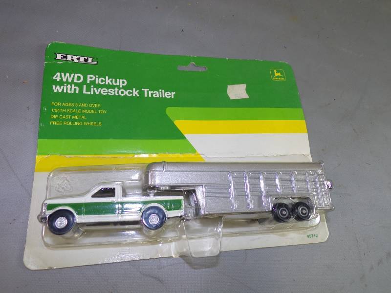 lot 186 image: Ertl 4WD Pickup with Livestock Trailer John Deere