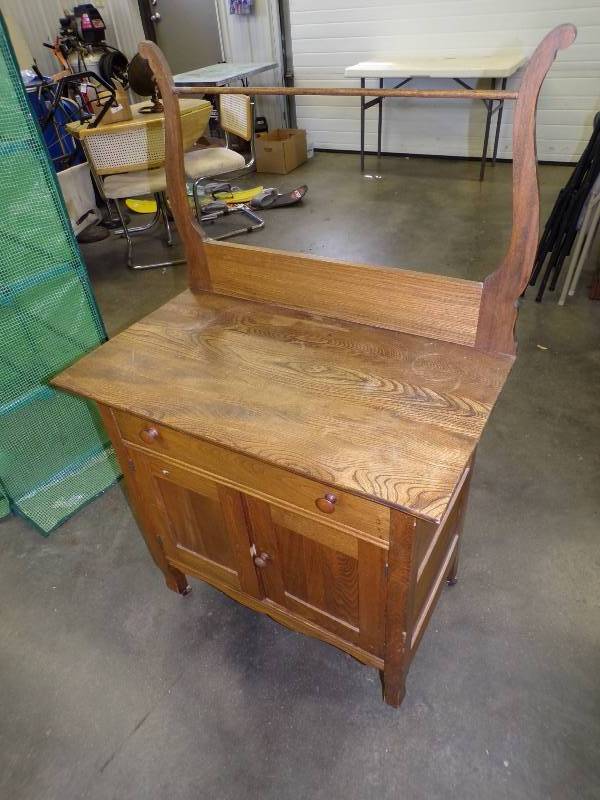 lot 187 image: Vintage Oak Hutch Cabinet