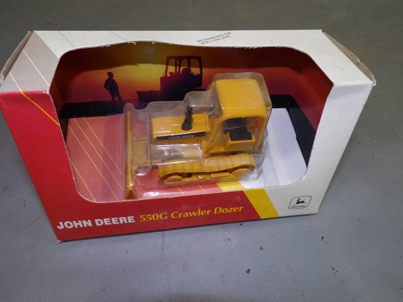 lot 197 image: Ertl 4WD 550g Crawler Dozer Tractor John Deere