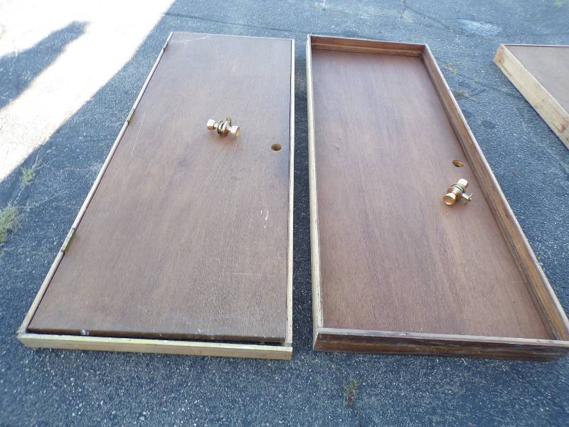 lot 206 image: Pair of Hollow Core Doors with Knobs