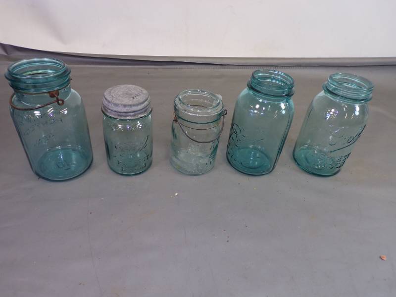 lot 212 image: 5 Blue Pint and Quart Canning jars and zinc Lid