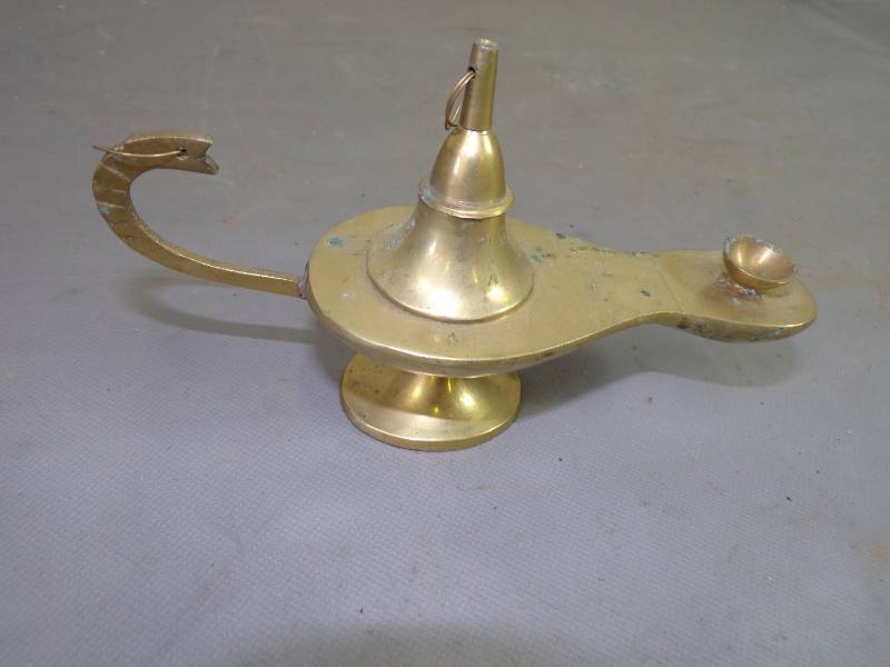 lot 260 image: Small Brass Aladdin Lamp