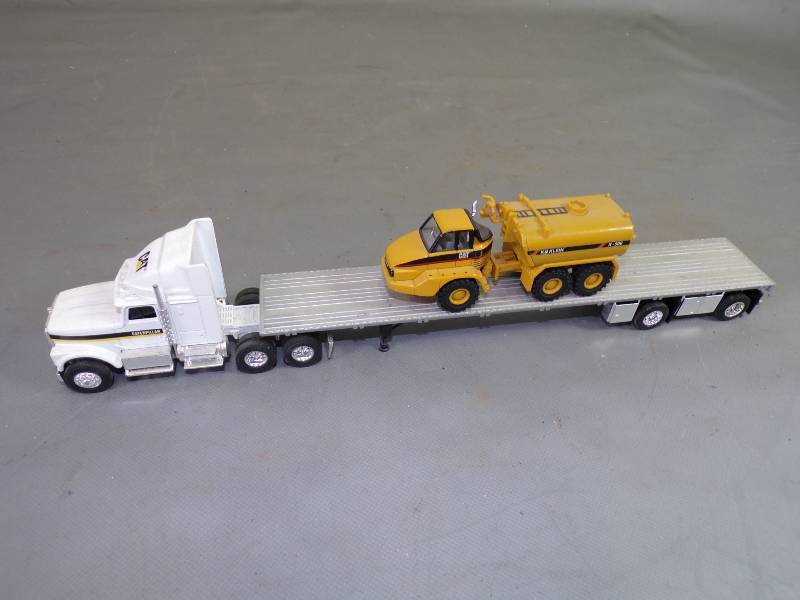 lot 261 image: ERTL Cat Limited Edition Die Cast Metal Collector Replica