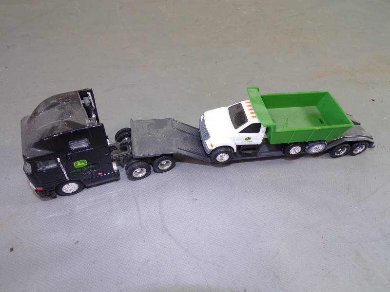 lot 263 image: ERTL John Deere Limited Edition Die Cast Metal Collector Replica