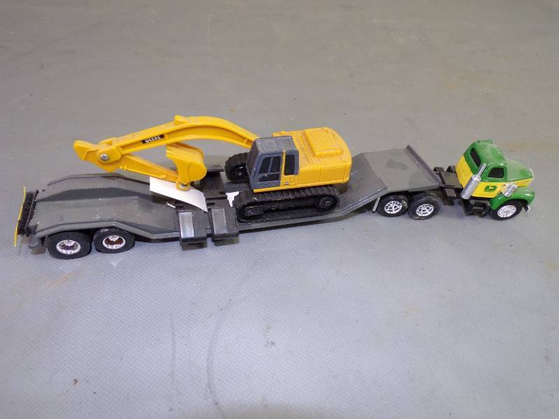 lot 264 image: ERTL John Deere Limited Edition Die Cast Metal Collector Replica