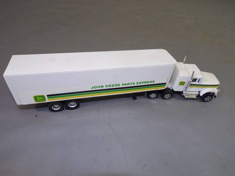 lot 266 image: ERTL John Deere Limited Edition Die Cast Metal Collector Replica Parts Express