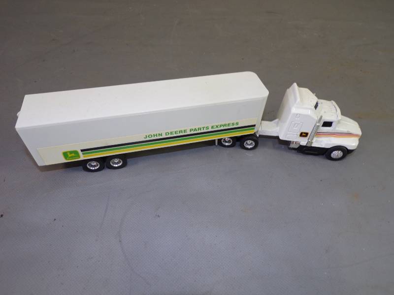 lot 267 image: ERTL John Deere Limited Edition Die Cast Metal Collector Replica Parts Express