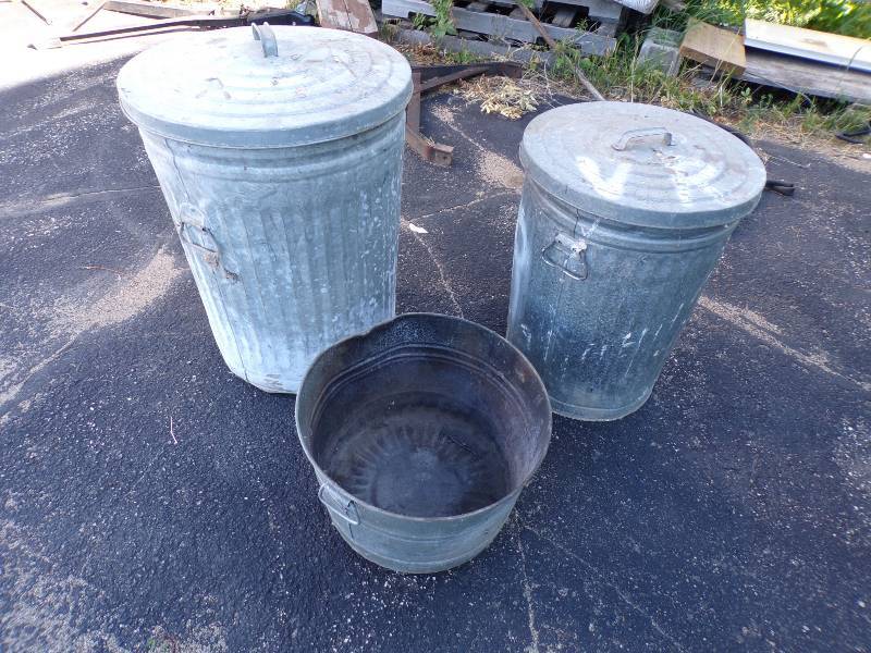 lot 289 image: 2 Galvanized Garbage Cans with lids and Galvanized Bucket