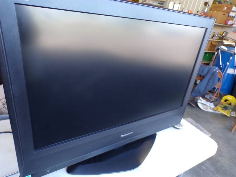 lot 292 image: Panasonic 32 HDTV Flat Screen with Remote