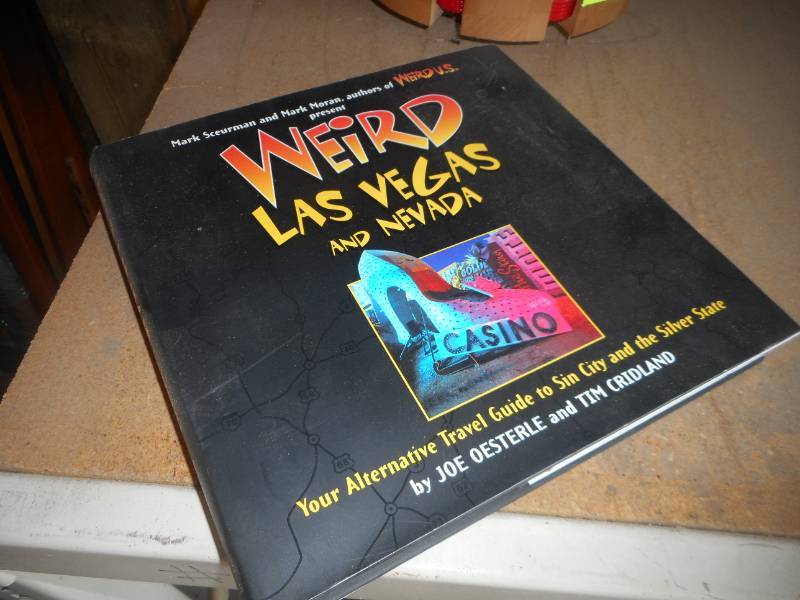 lot 28 image: Poker Chips w Las Vegas Book