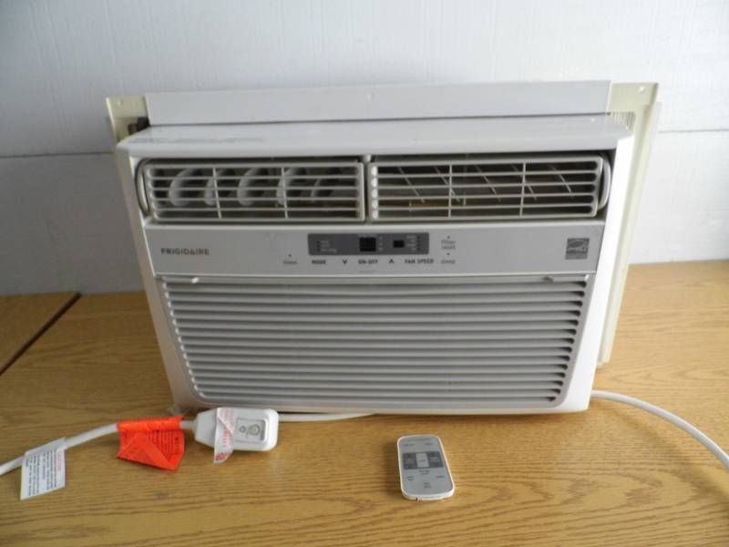 Frigidaire Air Conditioner w Remote