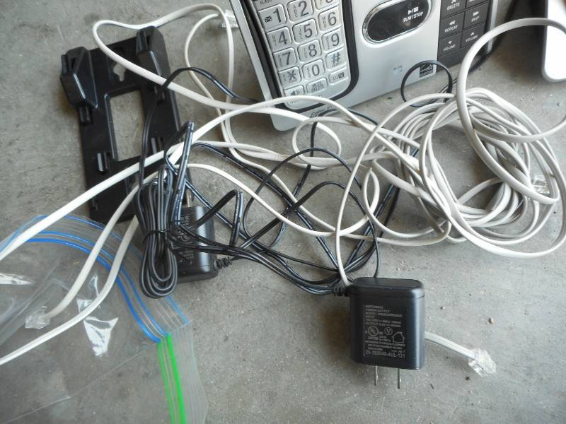 lot 18 image: AT&T Wireless Phones Set with Answering Machine