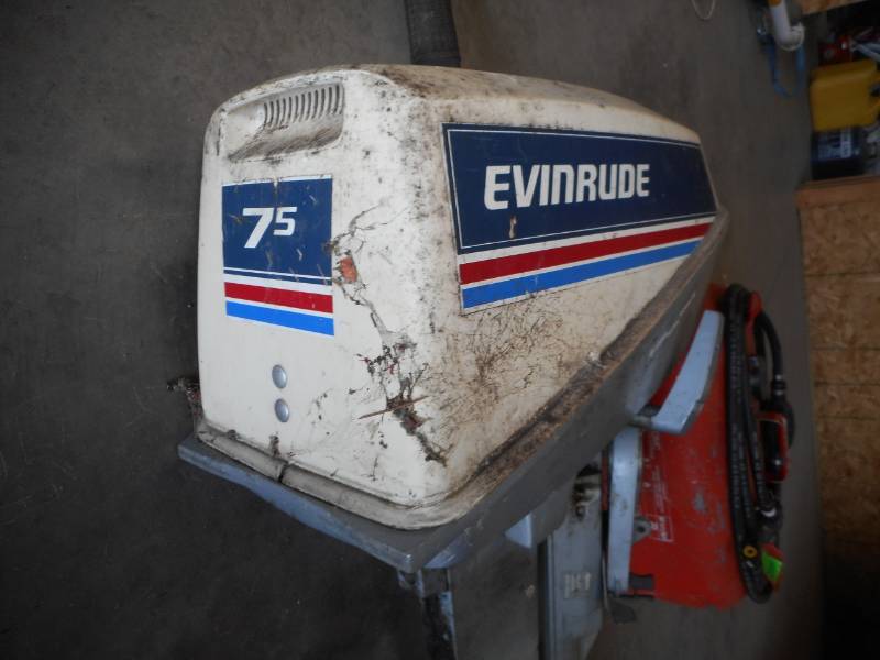 lot 8 image: Evinrude 75HP Motor and Gas Tank