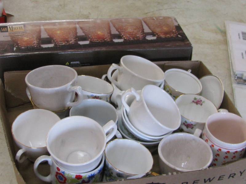 lot 7 image: Misc Cups & Candle Set