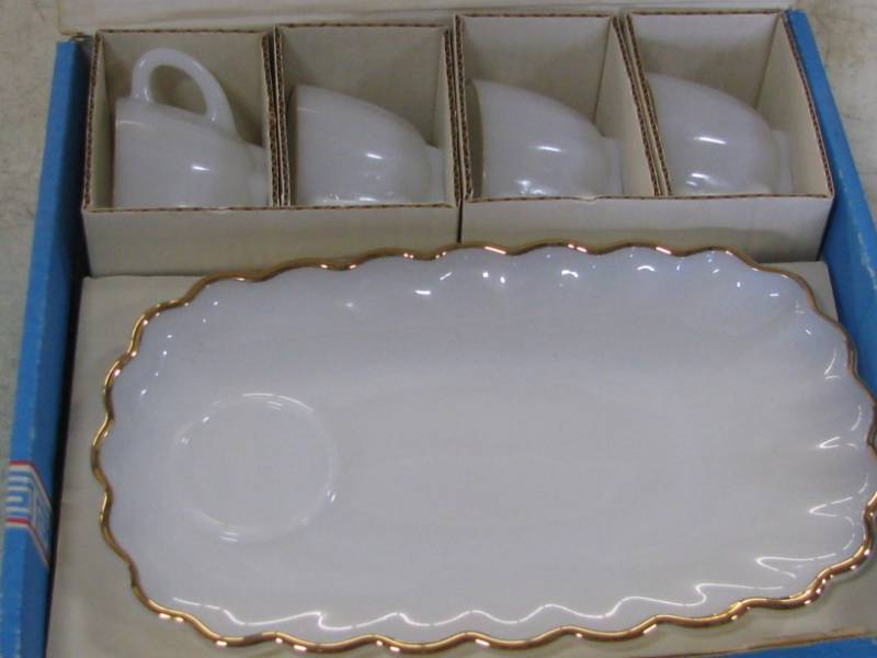 lot 10 image: Milk Glass Snack Set