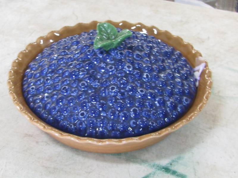 lot 11 image: Covered Pie Plate
