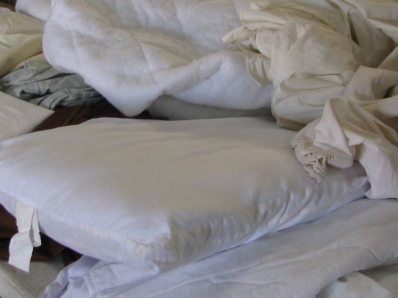 lot 15 image: Bedding