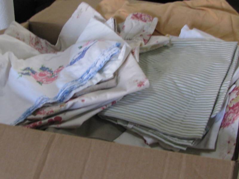 lot 18 image: Sheets & Pillow Cases