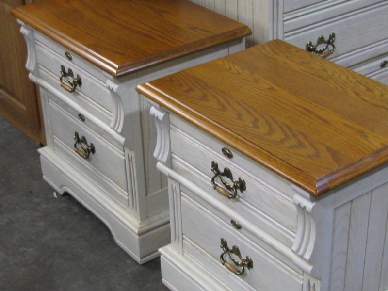 lot 23 image: Lexington Night Stands