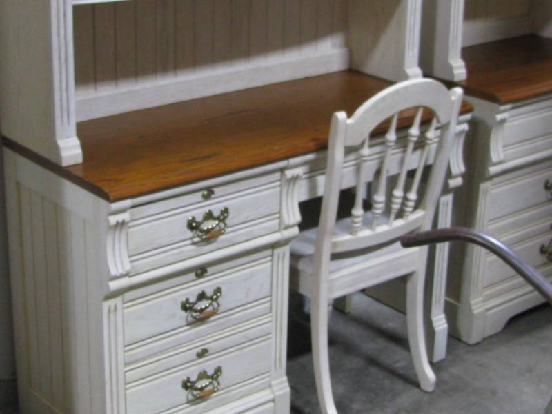 lot 25 image: Lexington Desk