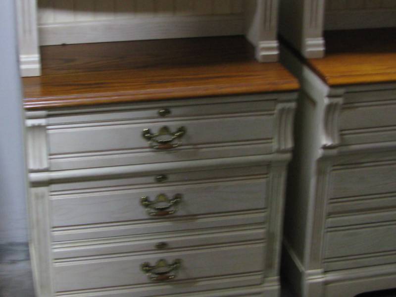 lot 26 image: Lexington Dresser with Topper