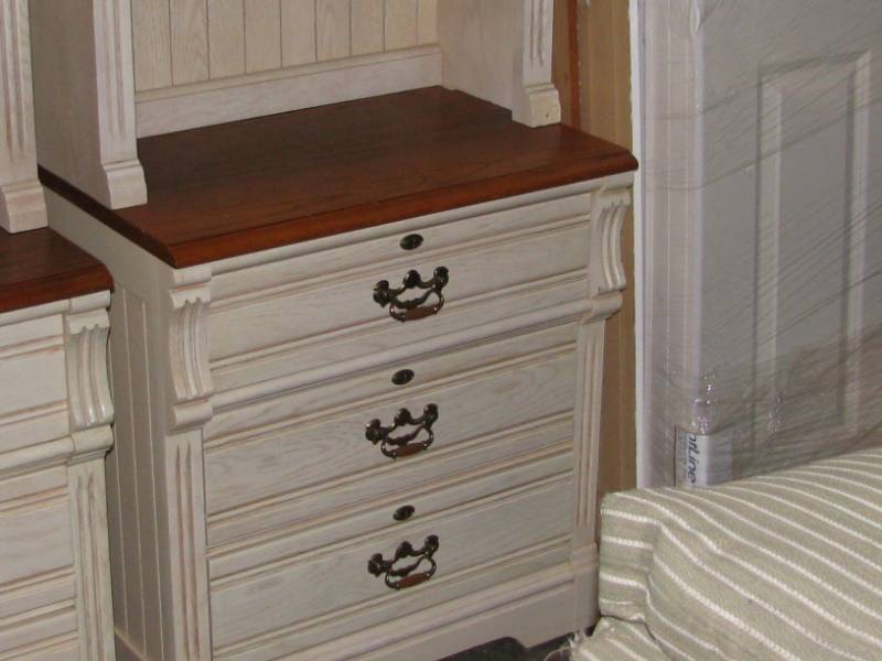 lot 27 image: Lexington Dresser with Topper