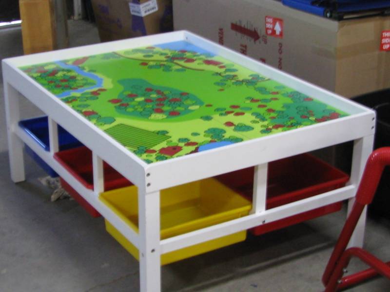 lot 29 image: Play Table