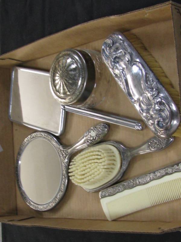 lot 73 image: Dresser Set