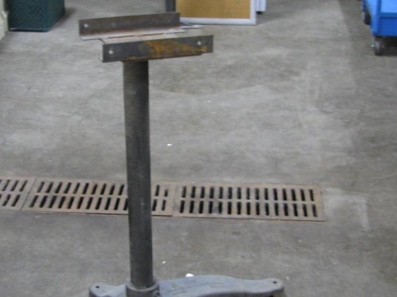 lot 91 image: Grinder Stand