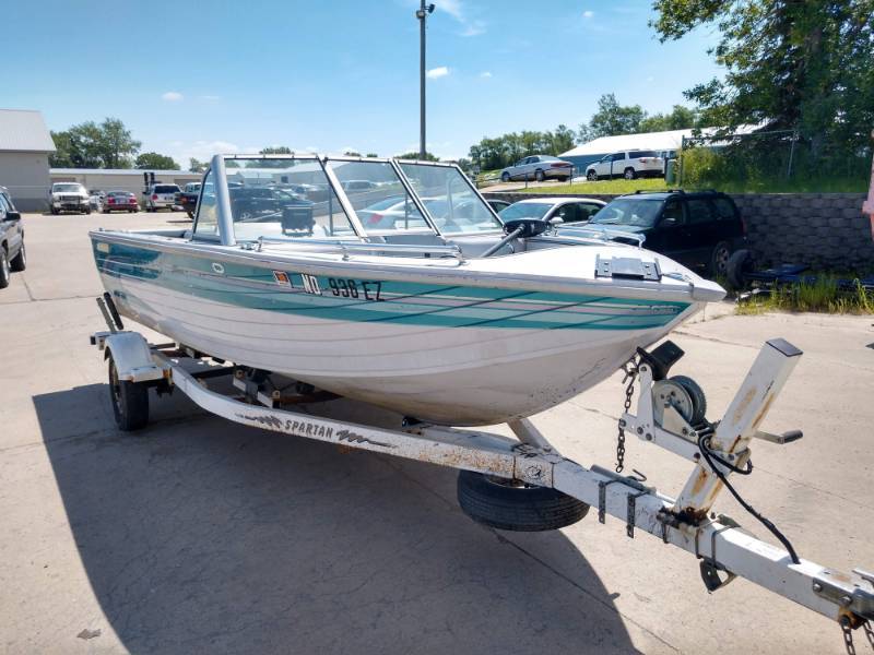 lot 6 image: 1994 Crestliner & Sportsman Trailer