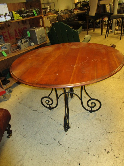 lot 607 image: DINING TABLE