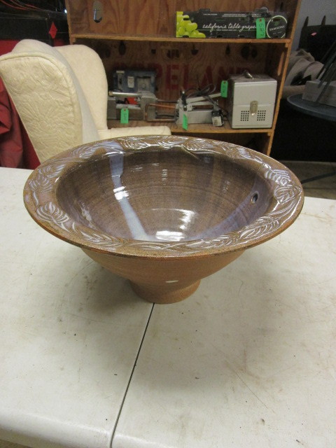 lot 638 image: DECORATIVE CERAMIC WASH BASIN