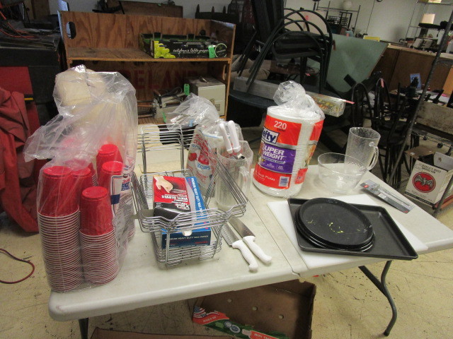 lot 643 image: KITCHENWARE AND PARTY SUPPLIES BOX LOT