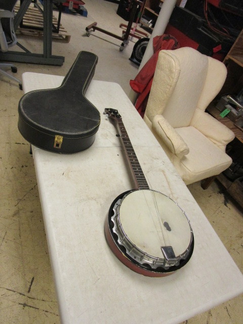 lot 647 image: GLOBAL BANJO