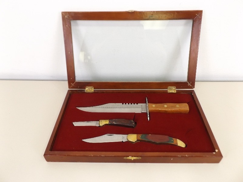 lot 10 image: NEW 3 Knife Set in Wood Display Case