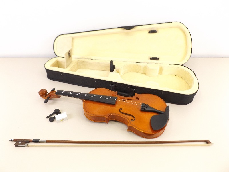 lot 13 image: MINT Student Violin, Bow, and Case