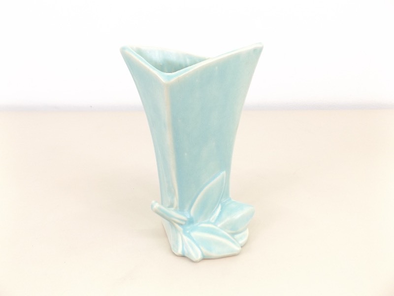 lot 17 image: 1940s McCoy Pottery 8 Flower Vase