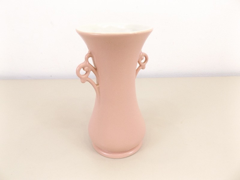 lot 18 image: Vintage Abingdon 9 Flower Vase
