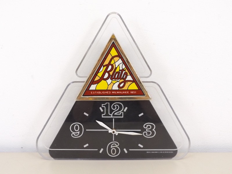 lot 22 image: Vintage WORKING Blatz Beer Wall Clock