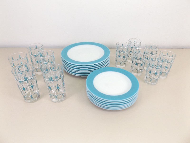 lot 37 image: RARE Pyrex Plate and Cup Set