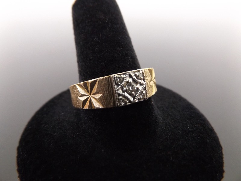 lot 55 image: 10k Yellow Gold Diamond Ring Size 10