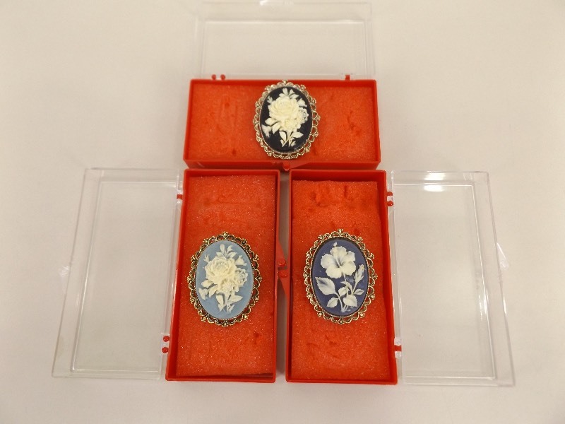 lot 67 image: Lot of 3 Carved Cameo Flower Costume Brooches